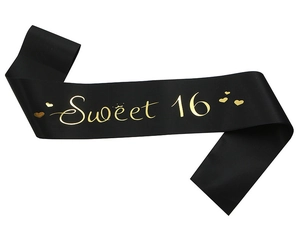 Détail de l'écharpe Sweet 16 en satin noir avec lettrage élégant en feuille d'or