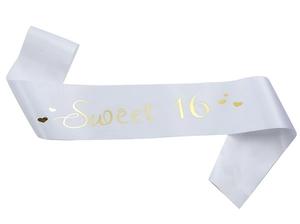 Détail de l'écharpe en satin blanc avec lettrage Sweet 16 doré pour fête d'anniversaire