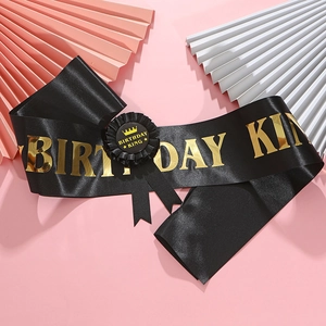 Ensemble écharpe et badge Birthday King en satin noir avec lettrage doré pour homme
