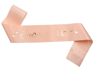 Détail de l'écharpe Sweet 16 or rose avec lettrage métallisé et texture satinée soyeuse