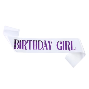 Gros plan d'une écharpe en satin blanc avec lettrage violet Birthday Girl brillant