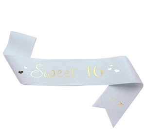 Écharpe d'anniversaire Sweet 16 en satin blanc avec lettrage doré et épingle dorée