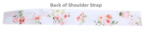 Vue arrière détaillée d'une écharpe d'anniversaire blanche satinée avec motifs roses florales