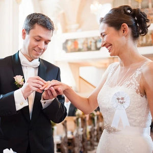 Badge de mariage blanc Bride to Be avec fleurs pour fête prénuptiale et cérémonies