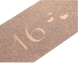 Gros plan de l'écharpe rose doré pailleté Sweet 16 avec numéro 16 et motifs de cœurs