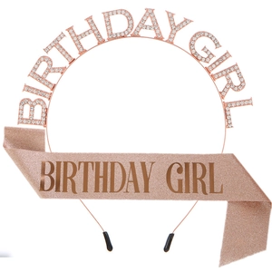 Makroaufnahme von roségoldenem Birthday Girl Haarreif mit glitzernder Schärpe Set