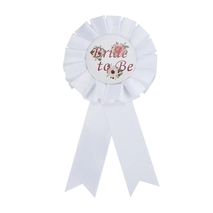 Badge de mariage blanc Bride to Be en ruban de satin avec motif floral élégant