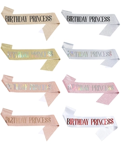 Détail des écharpes Birthday Princess en plusieurs coloris pailletés et texte holographique