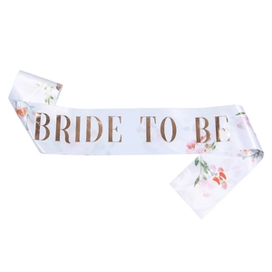 Écharpe Bride To Be en satin blanc avec lettrage or rose et motifs floraux élégants