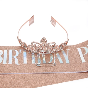 Nahaufnahme der roségoldenen Happy Birthday Krone und Glitzerschärpe für Geburtstage