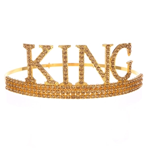 Détail du bandeau couronne en métal doré avec lettres KING et strass dorés scintillants