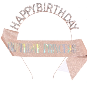 Dettaglio fascia per compleanno in strass oro rosa e fascia scintillante per principessa