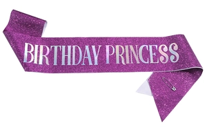 Détail d'une écharpe d'anniversaire violette scintillante avec écriture holographique