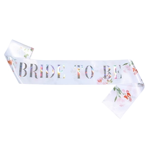 Détail de l'écharpe de mariée blanche avec lettrage laser et motifs floraux