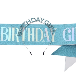 Detailansicht von blauem Birthday Girl Schärpe und Strass Kronen Accessoires Set