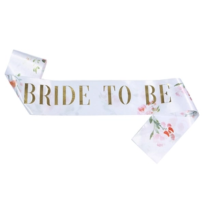 Écharpe Bride To Be en satin blanc avec lettrage doré et motifs floraux à l'aquarelle