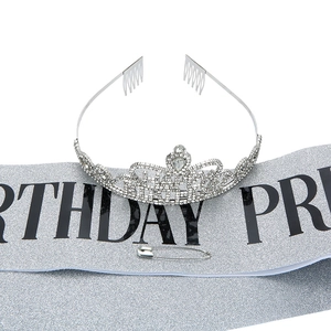 Nahaufnahme von funkelnder Strass-Krone und silberner Birthday Princess Schärpe im Set