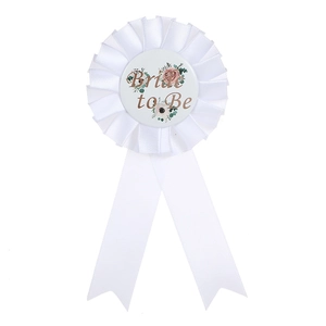 Badge rosette en satin blanc Bride to Be avec fleurs roses pour fête de mariage