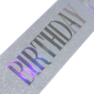 Detail der silbernen Glitzer-Geburtstagsschärpe mit holografischem Schriftzug