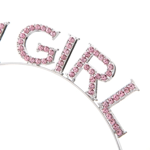 Makroaufnahme der rosa Strass-Buchstaben GIRL auf dem silbernen Geburtstags-Haarreif