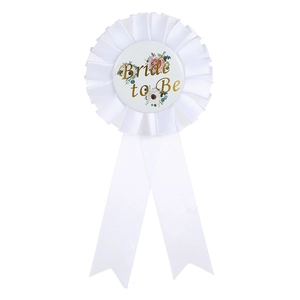 Insigne rosette blanche Bride to Be avec fleurs et texte doré pour fête de mariage