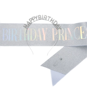 Détail de l'écharpe pailletée Birthday Princess avec texte holographique et diadème