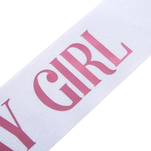 Detail der weißen Glitzerschärpe mit rosa Birthday Girl Aufdruck für Geburtstagsfeiern