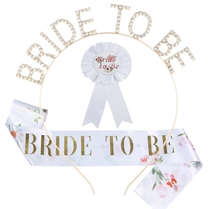 Kit Bride to be avec écharpe en satin, serre-tête strass et badge plissé blanc