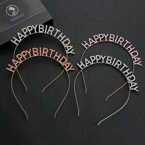 Vue détaillée des tiares d'anniversaire en métal avec strass en finitions argent et or rose