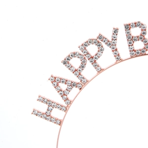 Vue rapprochée du serre-tête Happy Birthday en or rose avec des strass en cristal brillants