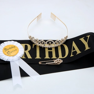 Set de fête Birthday Queen avec couronne dorée, écharpe noire et badge fleur blanche