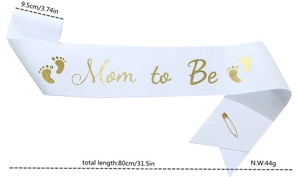 Écharpe Mom to Be en soie blanche avec lettrage doré et dimensions de 9,5 cm de large