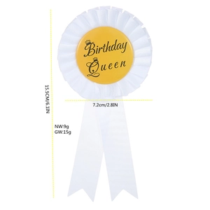 Badge ruban blanc Birthday Queen avec couronne dorée et satin plissé pour anniversaire