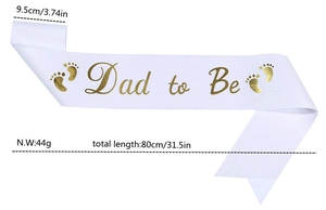 Détails de taille de l'écharpe Dad to Be en satin blanc avec lettrage pailleté doré