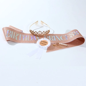 Dettaglio della fascia champagne Birthday Princess, diadema dorato e set di badge