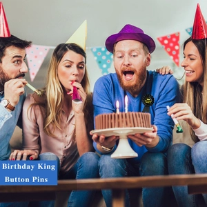 Κοντινό πλάνο μαύρης κορδέλας γενεθλίων Birthday King σε πάρτι για άνδρες