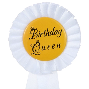 Badge rosette Birthday Queen blanche avec couronne dorée et rubans pour anniversaire