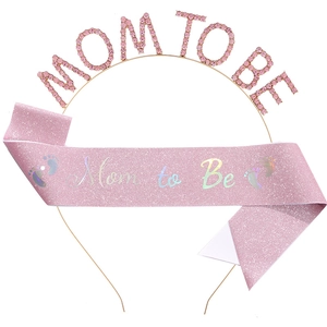 Vue détaillée de l'écharpe rose pailletée Mom to Be et du serre-tête en strass