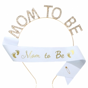 Détail de l'ensemble fête Mom to Be avec bandeau strass et écharpe en satin blanc