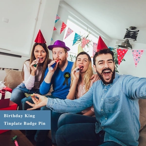 Κονκάρδα γενεθλίων Birthday King με μαύρη κορδέλα και στέμμα σε σκηνή πάρτι