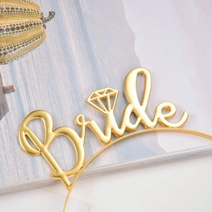 Vue détaillée d'un serre-tête Bride doré avec motifs diamants pour fêtes de mariage