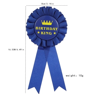 Λεπτομέρεια μπλε κονκάρδας Birthday King με στέμμα και χρυσά διακοσμητικά γράμματα
