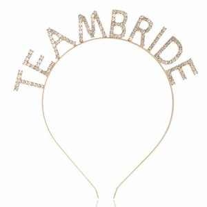 Vue détaillée du serre-tête doré Team Bride orné de strass brillants pour mariage