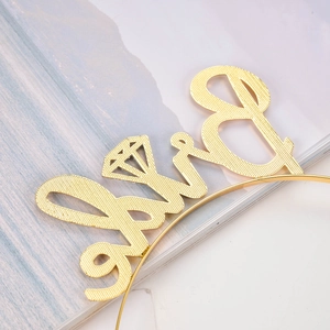 Détail d'un serre-tête Bride doré avec accent diamant pour fête de mariage