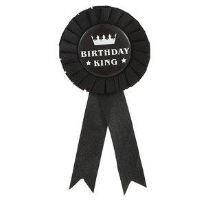 Λεπτομέρεια του σατέν εμβλήματος Birthday King με γραφικά λευκού στέμματος και αστεριών