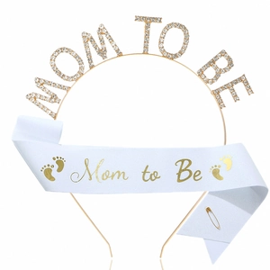 Serre-tête en strass dorés et écharpe en satin blanc pour future maman
