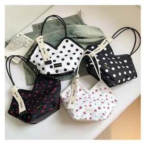 Sacs cabas en toile imprimée avec motifs à pois et cerises et un design distinctif en V