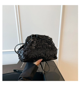 Détail du sac nuage à paillettes noires avec design plissé et bandoulière en cuir