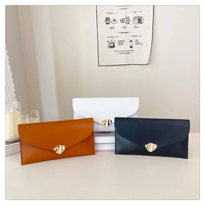 Trois pochettes enveloppes élégantes en marron, blanc et noir avec boucles dorées