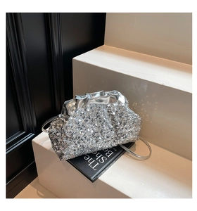 Détail du sac nuage à paillettes argentées avec bordure métallisée et chaîne